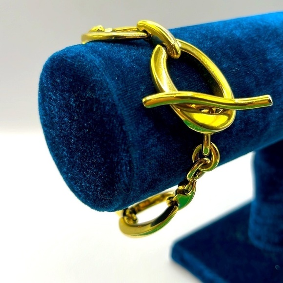 Liz Claiborne Gold Tone  Oversized Chain Link Toggle Bracelet  Gold Tone Vintage - Picture 2 of 9
